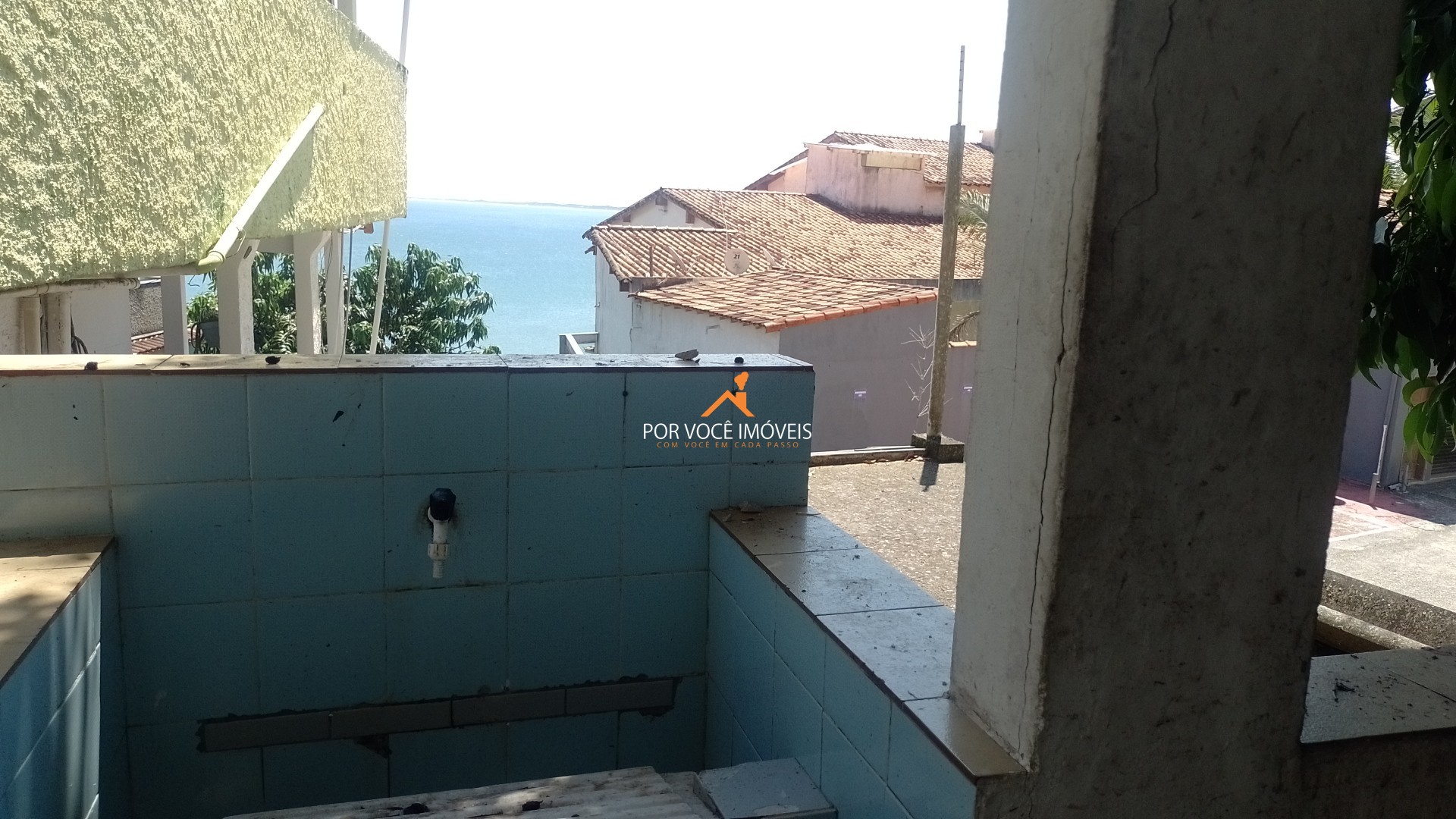 Casas na praia com vista para o mar