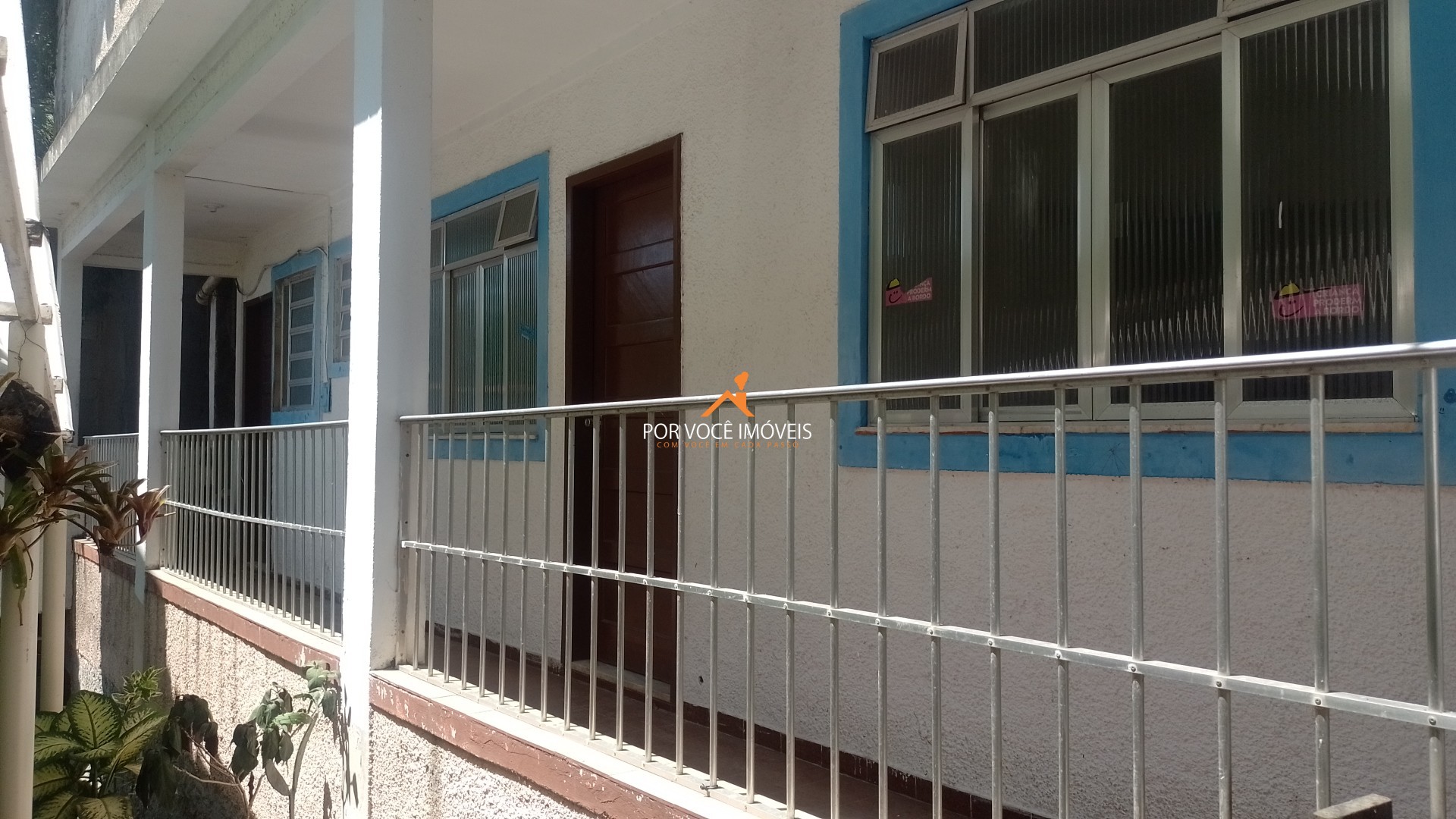 Casas na praia com vista para o mar