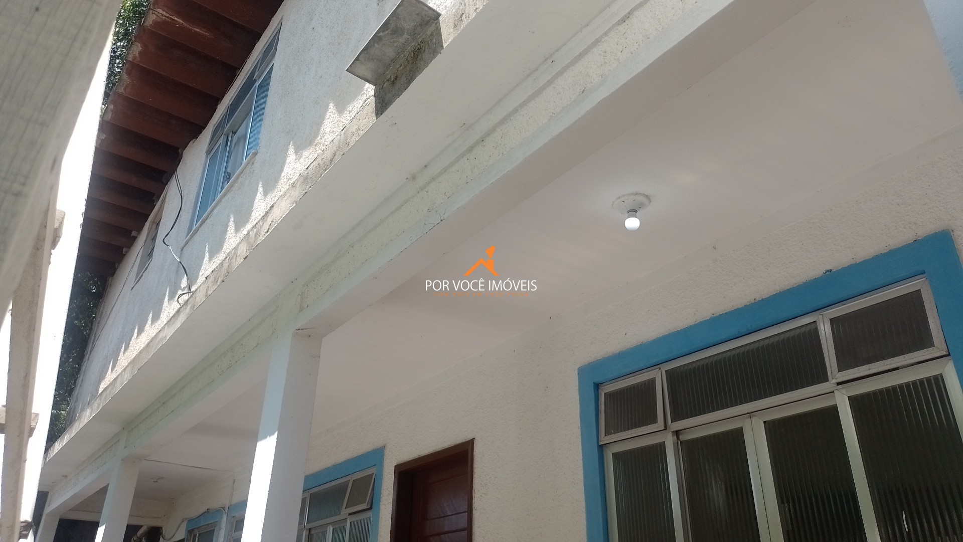 Casas na praia com vista para o mar