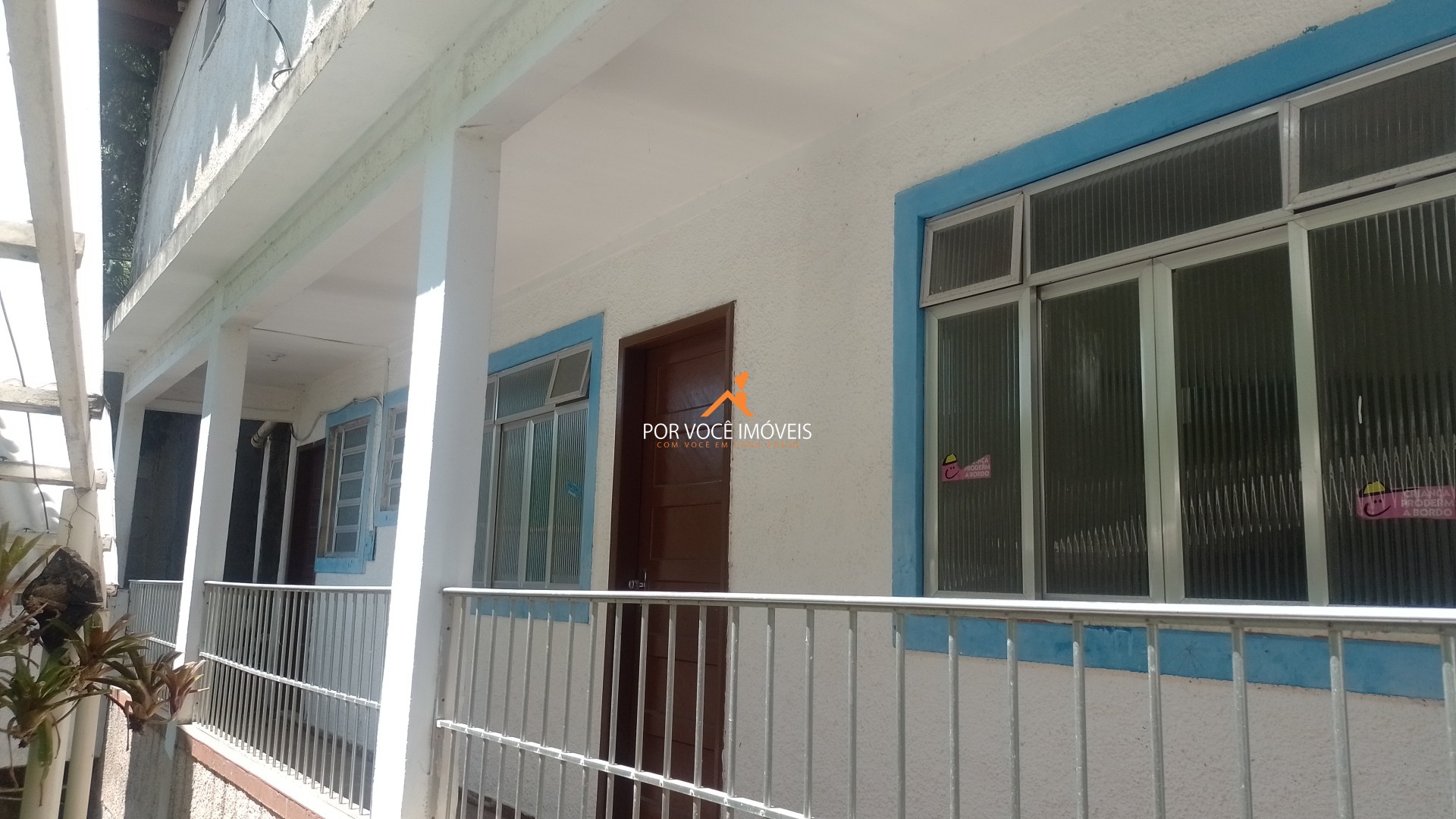 Casas na praia com vista para o mar