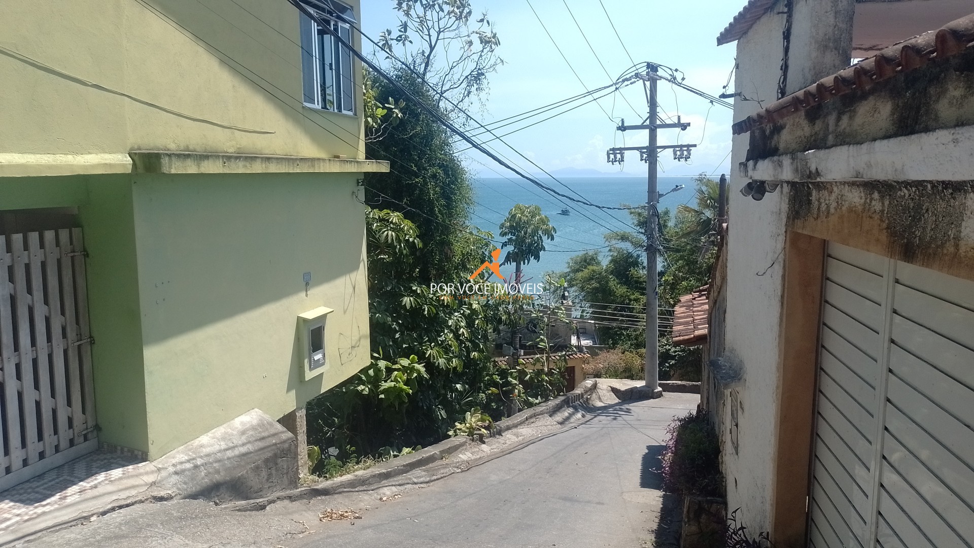 Casas na praia com vista para o mar