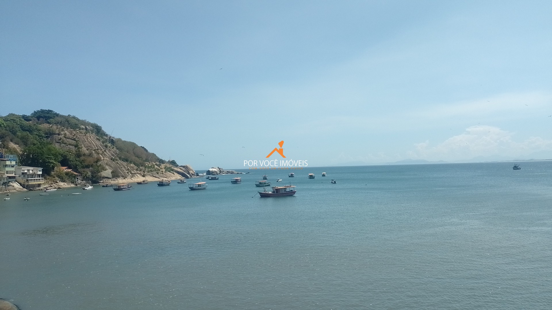 Casas na praia com vista para o mar