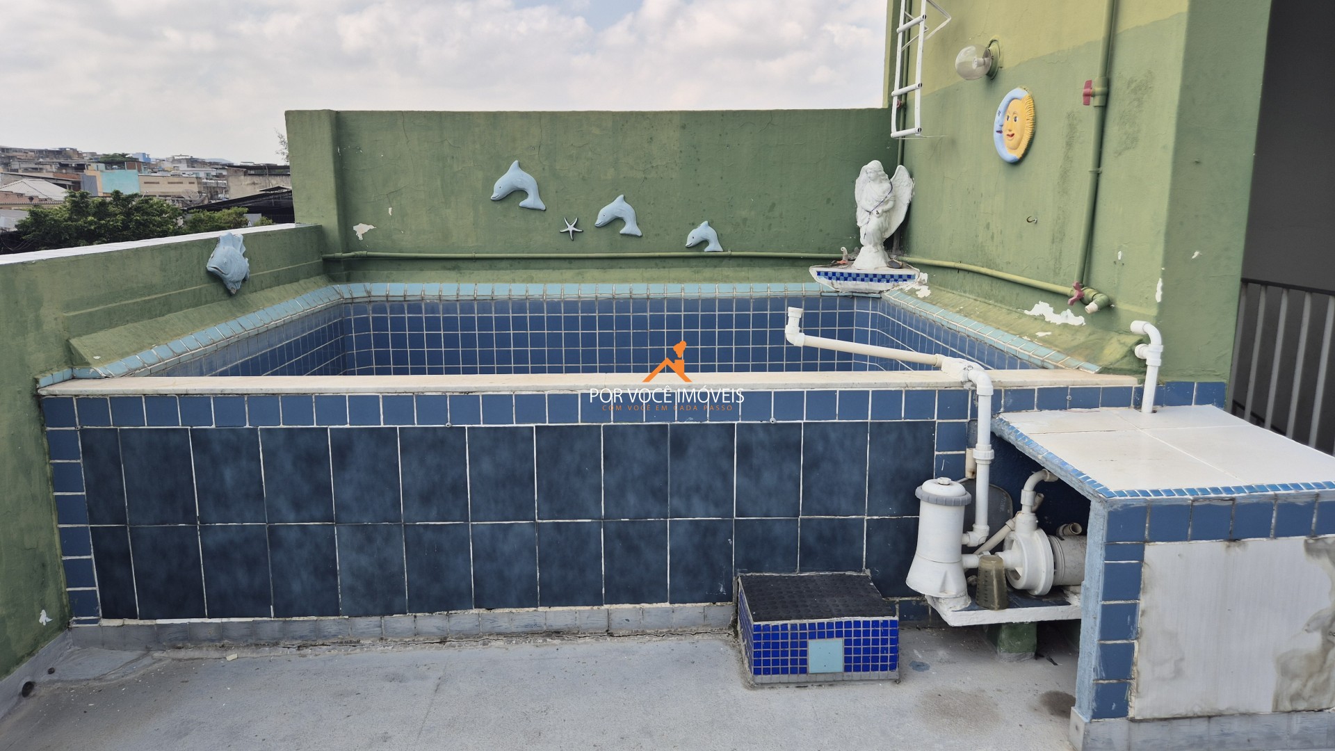 Casa com piscina e 4 quartos