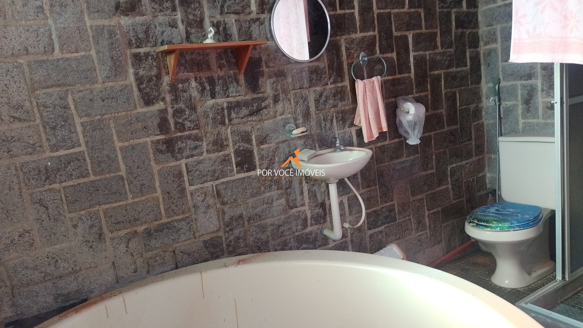 Casa com 2 quartos, sendo 1 suíte de frente para o mar