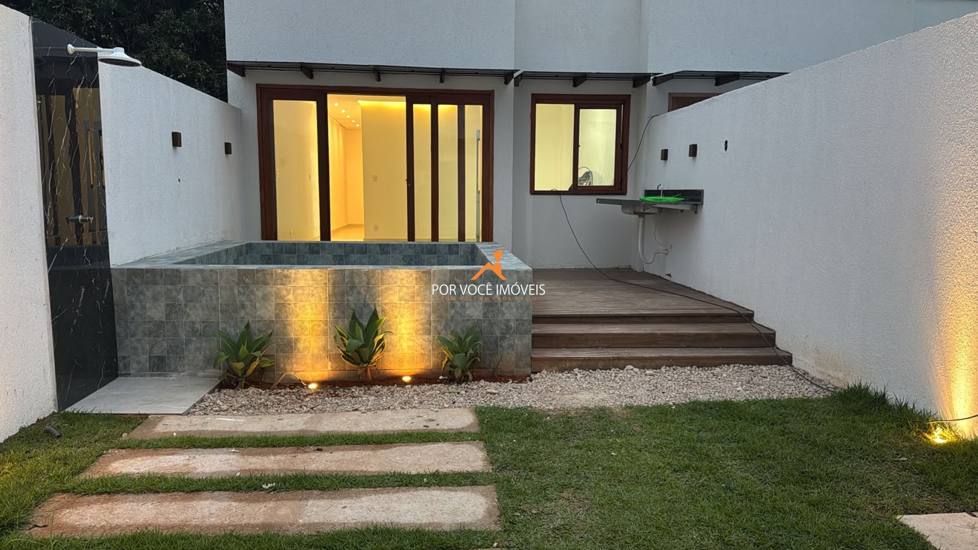 Casa Linear com 2 suítes e piscina no Condomínio Parque Guará