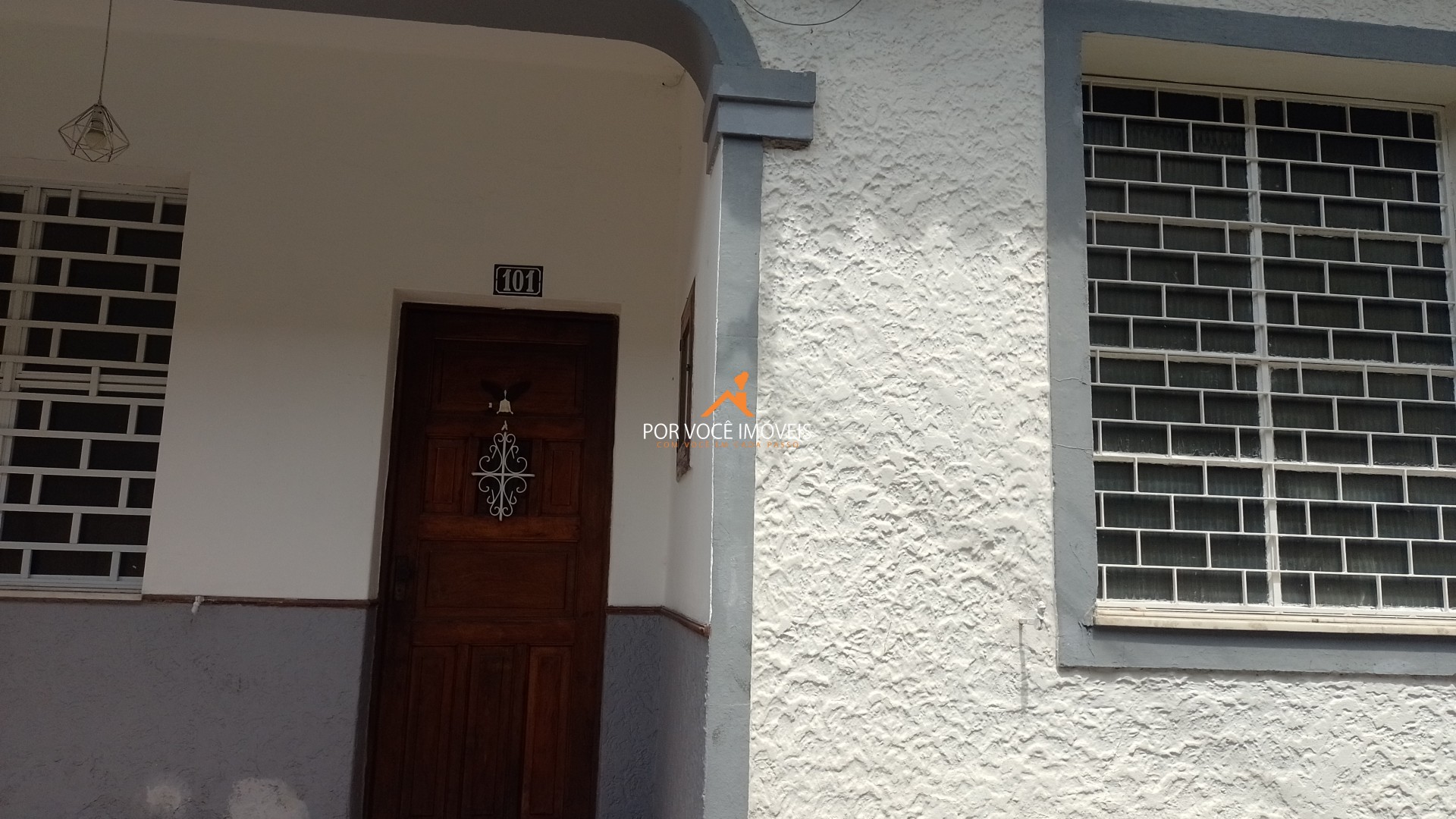 Casa com 2 quartos e garagem