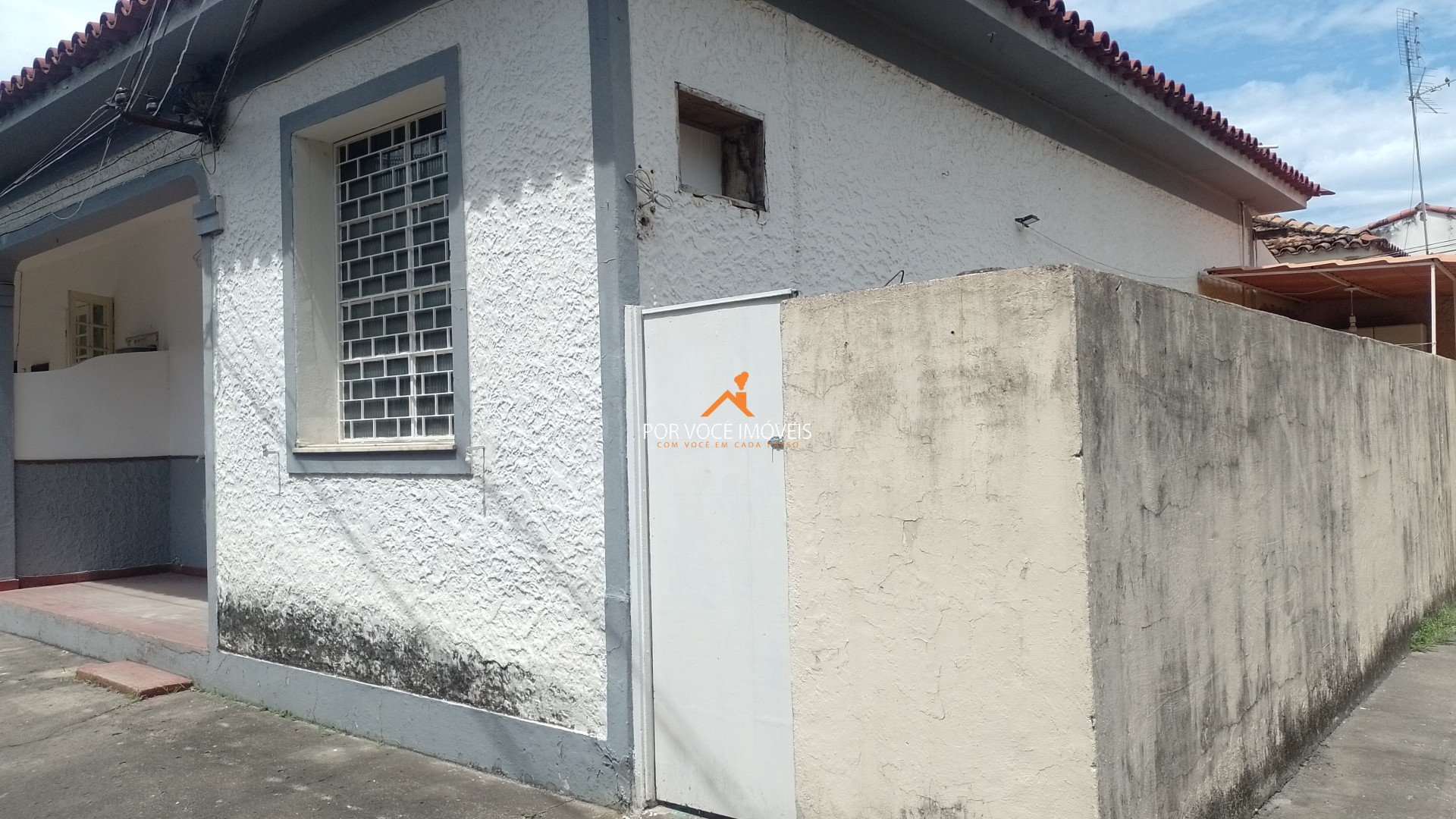 Casa com 2 quartos e garagem