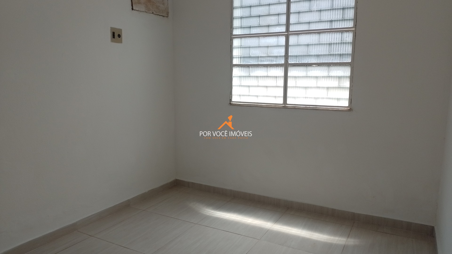 Casa com 2 quartos e garagem