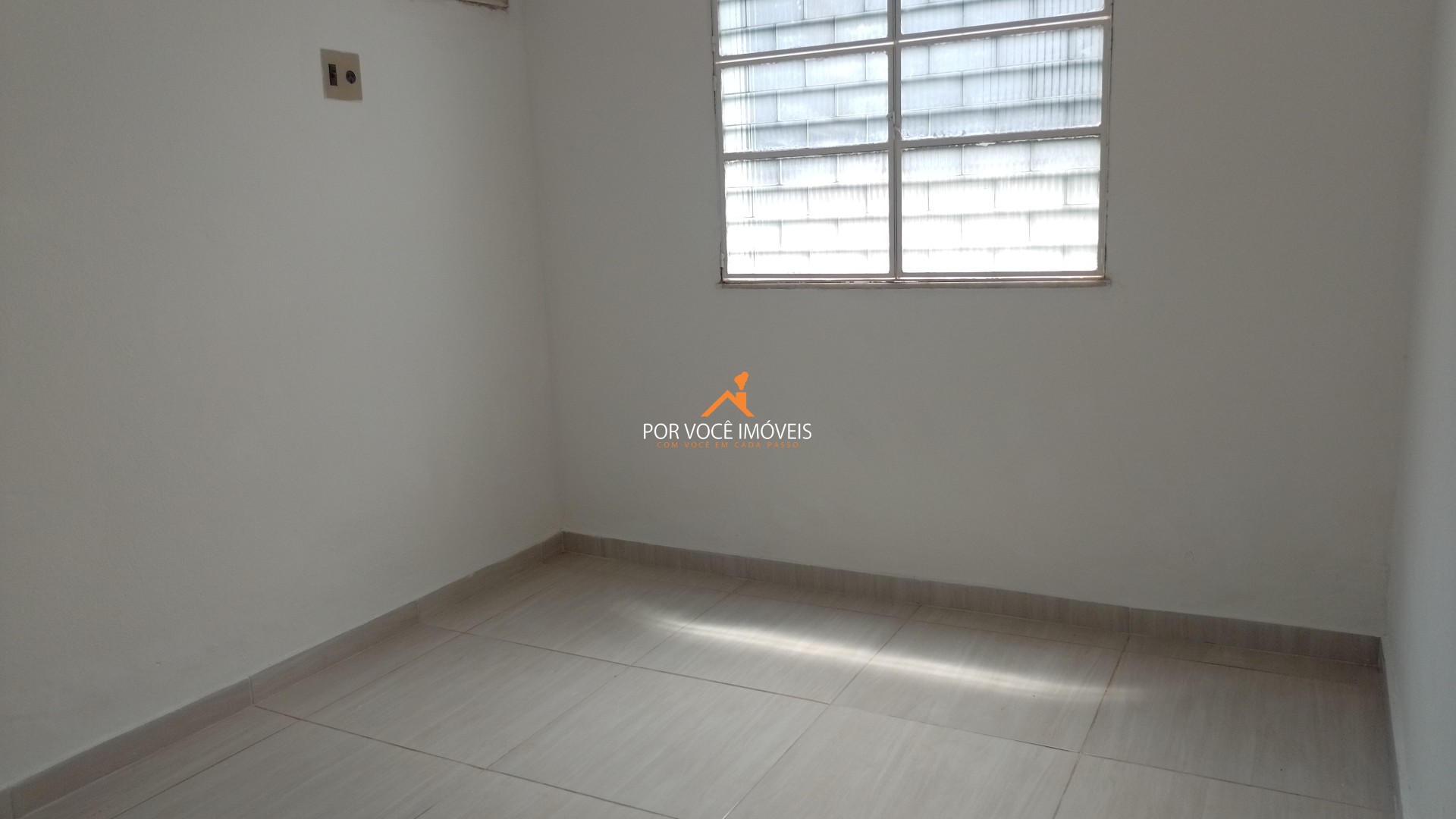 Casa com 2 quartos e garagem