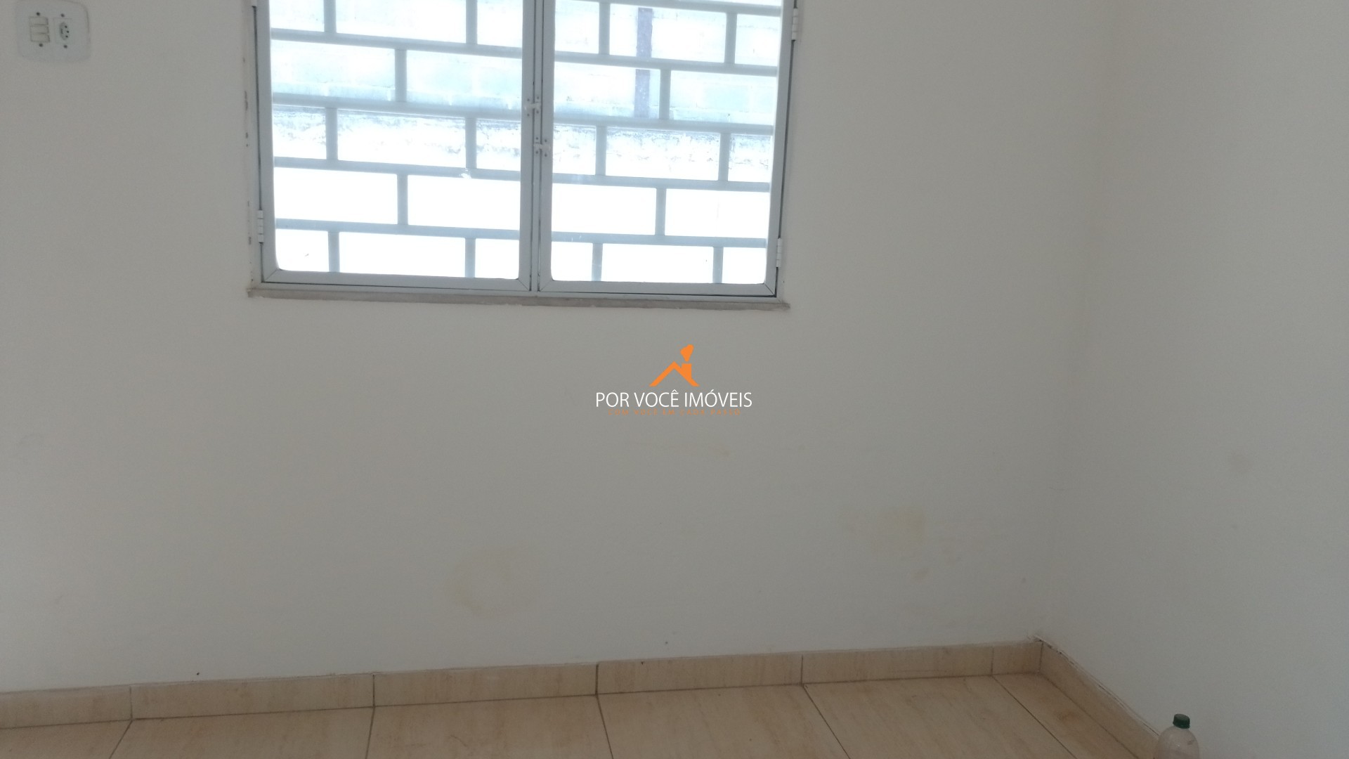 Casa com 2 quartos e garagem