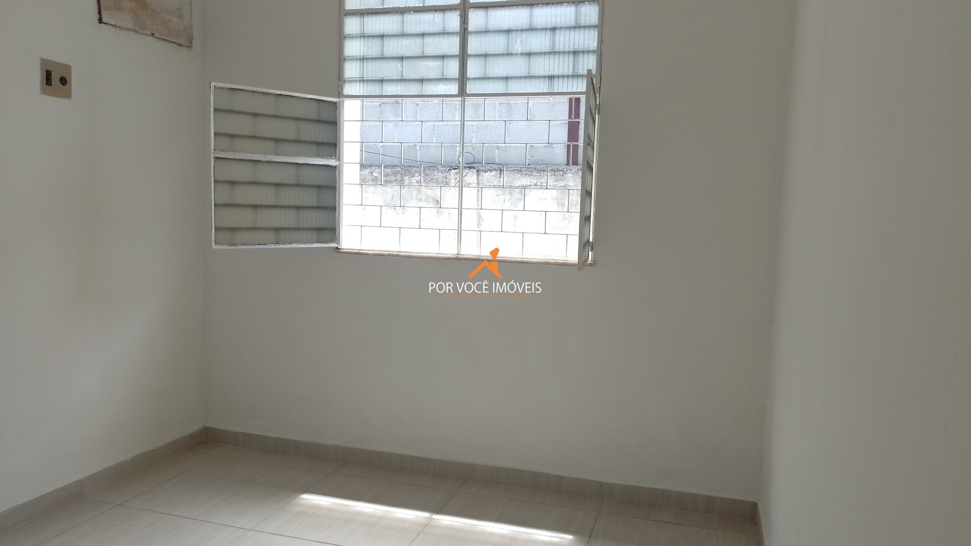 Casa com 2 quartos e garagem
