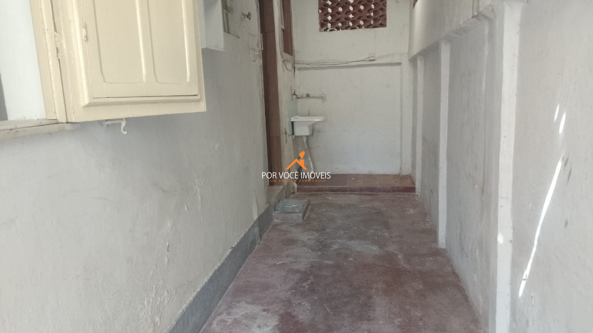 Casa com 2 quartos e garagem