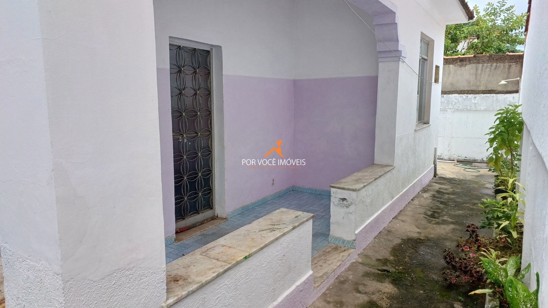 Casa de Fundos com 2 Quartos e Quintal no São Jorge